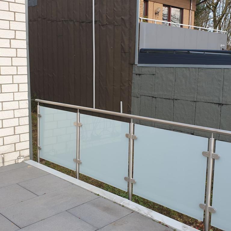Edelstahl Dachterrassengeländer mit Glasscheiben