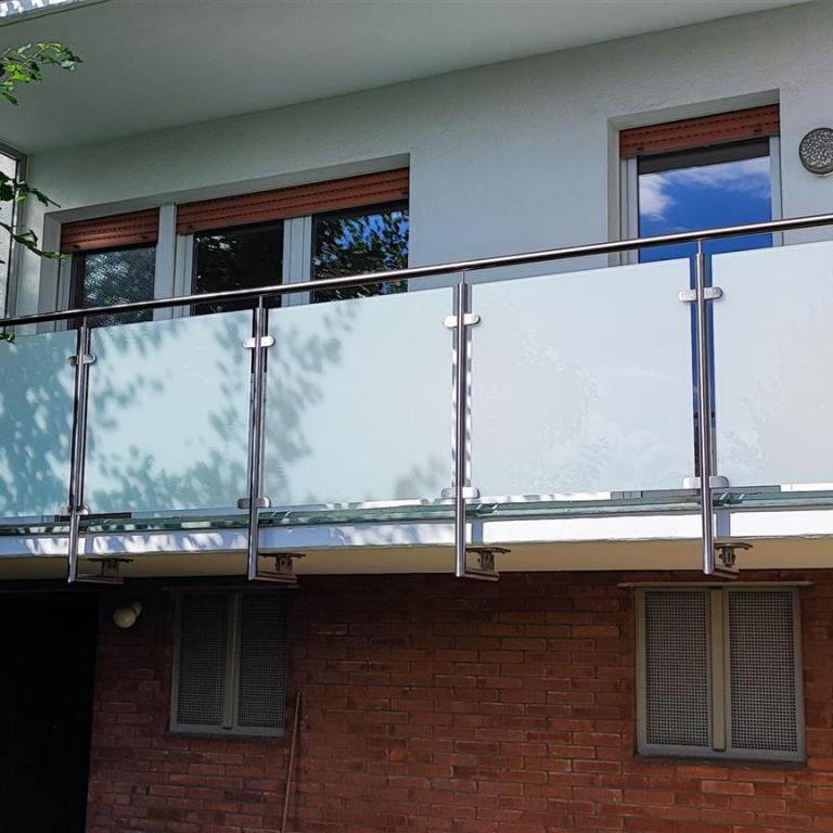 Edelstahl Blakongeländer mit Glasscheiben