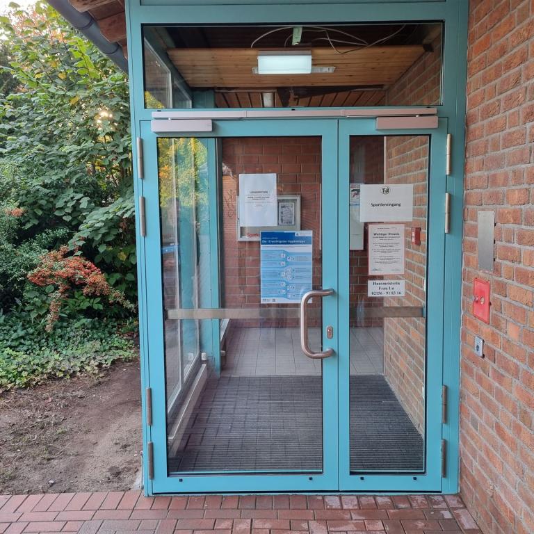 Eingangstüre für eine Turnhalle