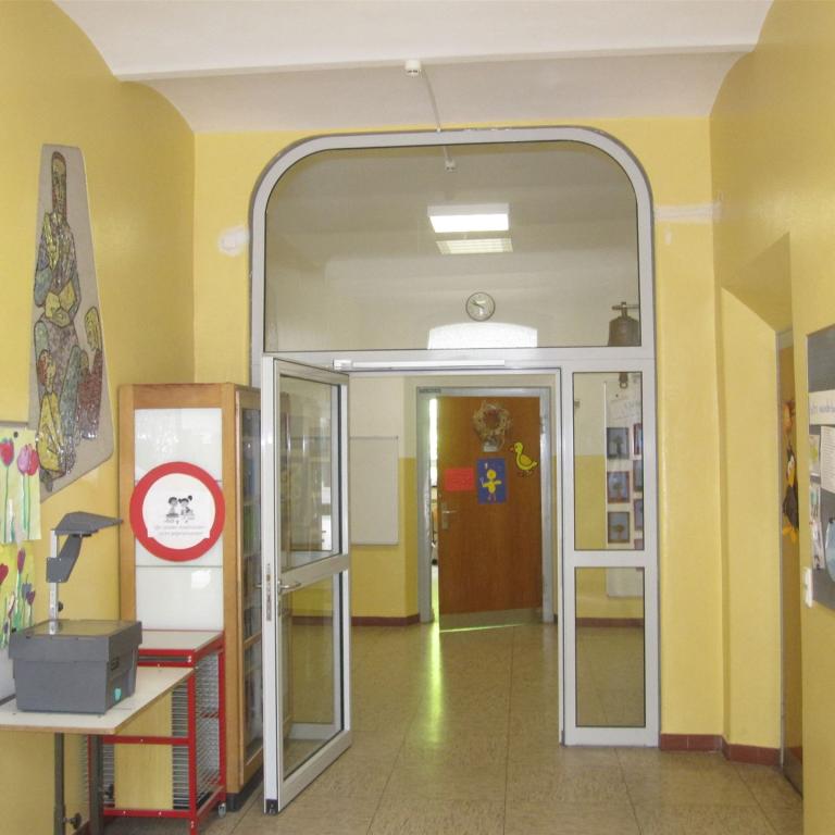 Rauchschutztüre aus Stahlprofil mit Rundbogenoberlicht